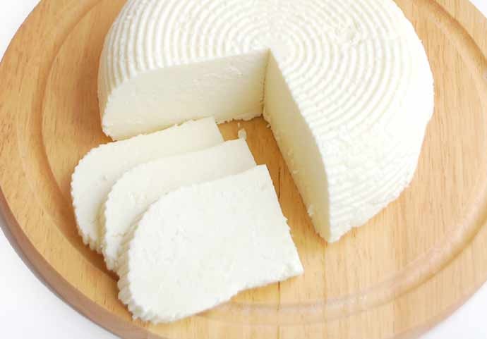 Queijo sobre tabua de madeira