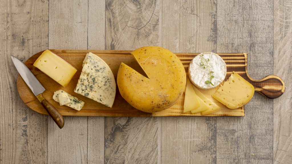 Tábua com variedade de queijos.