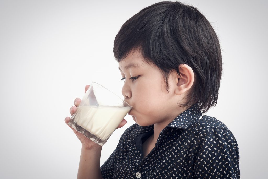 ilustrar garoto tomando iogurte e bebida láctea