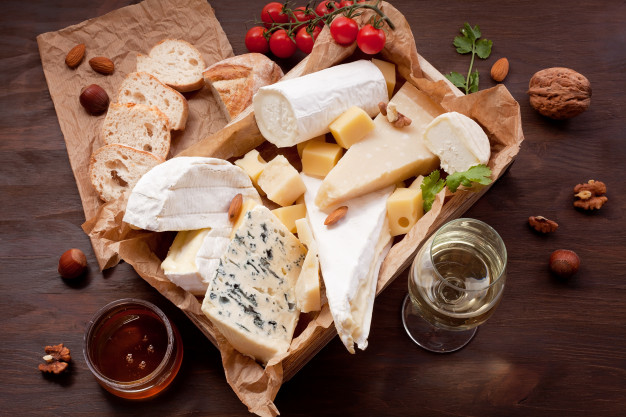 bandeija com vários tipos de queijo branco
