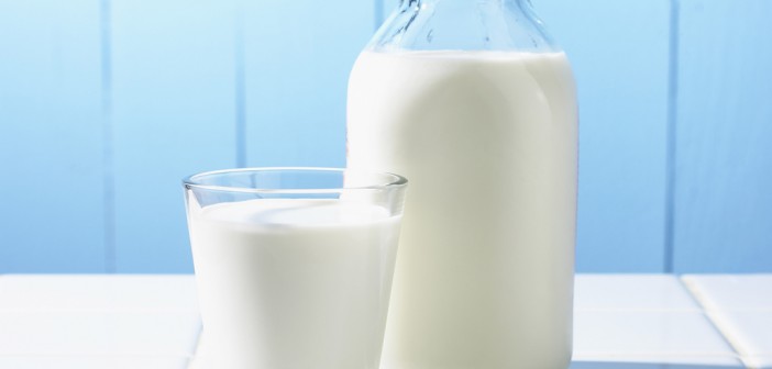 imagem mostra uma garrafa e um copo de leite
